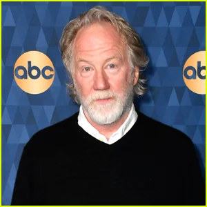 Timothy Busfield acusado de abusar sexualmente de uma adolescente de 16 anos após se entregar à polícia por acusações semelhantes