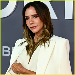 Victoria Beckham é apoiada por sua família enquanto é condecorada pelo Ministério da Cultura francês em meio à disputa de Beckham no Brooklyn