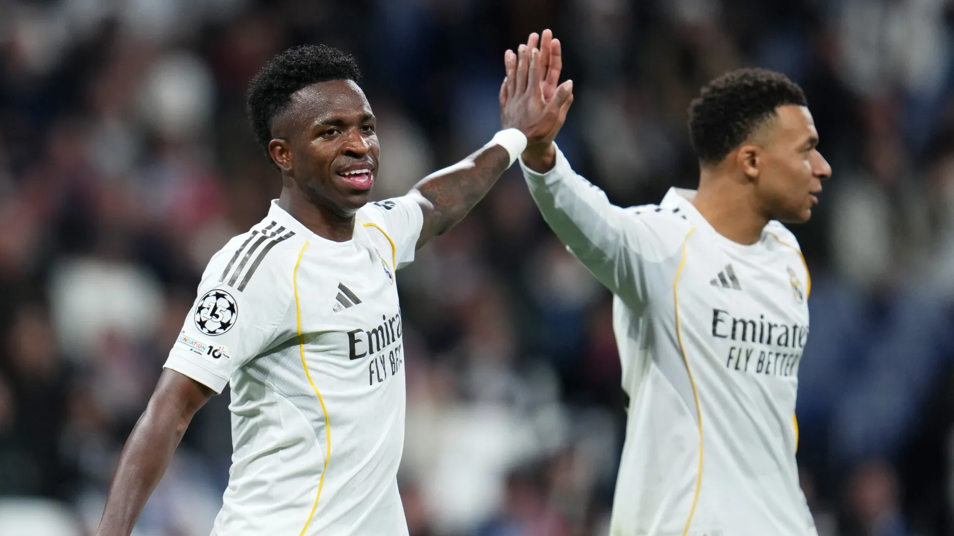 Vinicius Junior, do Real Madrid, comemora com Kylian Mbappe.