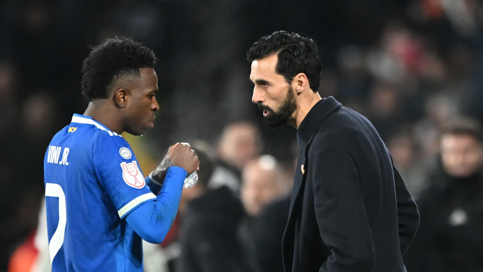 Alvaro Arbeloa, treinador do Real Madrid, conversa com Vinicius Junior durante o jogo contra o Albacete.