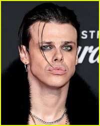 Yungblud tira nudez a bordo de iate na Austrália