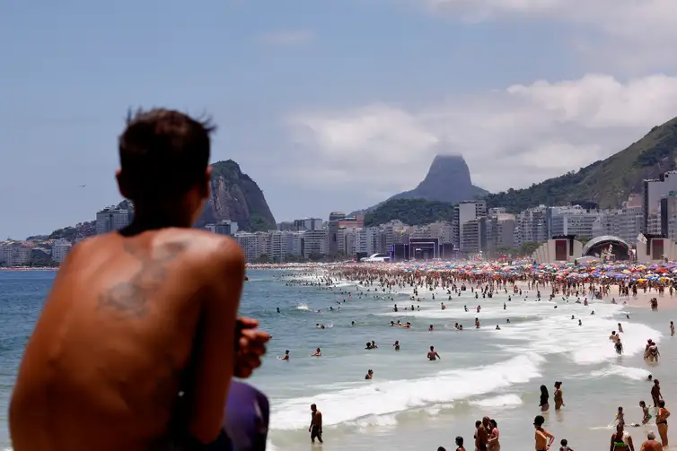 Tânia Rêgo/Agência Brasil Rio de Janeiro(RJ), 31/12/2024 - Praia cheia com palcos montados na areia da Praia de Copacabana no último dia do ano. Foto: Tânia Rêgo/Agência Brasil