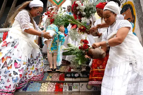 Rio de Janeiro (RJ), 20/01/2026 - Lavagem da escadaria Baden Powell com  água de cheiro homenageia Oxossi, em Copacabana, zona sul da cidade.  Foto: Tânia Rêgo/Agência Brasil