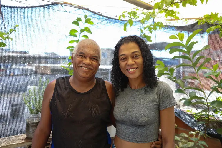 Tomaz Silva/Agência Brasil Rio de Janeiro (RJ), 15/01/2026 – O aposentado, Jocimar Martins e sua filha, Fernanda da Silva martins posam para fotografia durante entrevista à Agência Brasil, no Complexo da Penha, na zona norte do Rio de Janeiro. Foto: Tomaz Silva/Agência Brasil