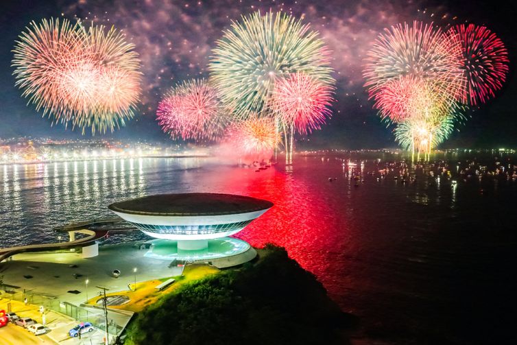 Niterói (RJ), 01/01/2026 - Queima de fogos durante virada de ano no réveillon em Niterói. Foto: Prefeitura de Niterói/Divulgação