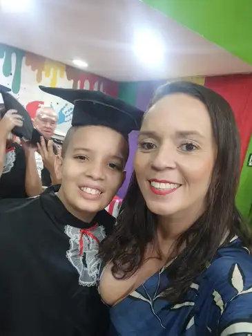 Rio de Janeiro (RJ), 09/01/2026 - Brasileiros vão reaproveitar material escolar na volta às aulas 2026. Priscilla Pires e o seu filho Gabriel. Foto: Priscilla Pires/Arquivo Pessoal