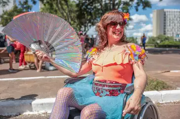 Brasília (DF), 14/02/2026 - Carnaval de rua Bloco Aparelhinho no setor bancário sul, dentista Fabiana Montandon .
Foto: Joédson Alves/Agência Brasil