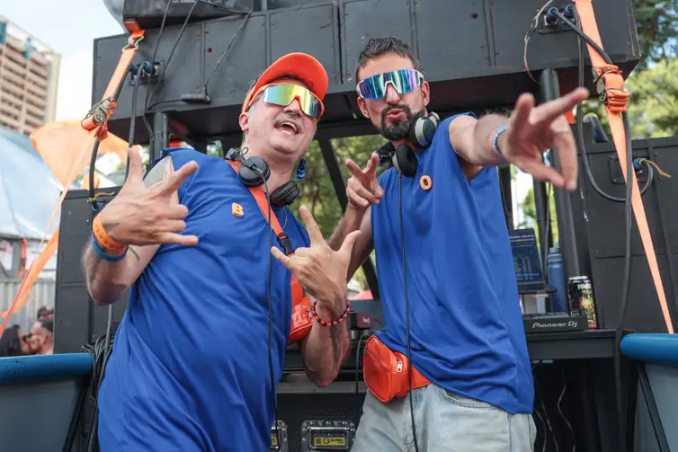 Brasília (DF), 14/02/2026 - Carnaval de rua Bloco Aparelhinho no setor bancário sul, os Djs,  Rodrigo Barat (e) e Rafael Ops (d).
Foto: Joédson Alves/Agência Brasil