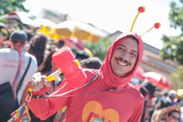 Joédson Alves/Agência Brasil Brasília (DF), 15/02/2026 - Álvaro Peres participa do carnaval de rua, bloco Charretinhas do Forró (celebra os ritmos no Norte), praça Zé Ramalho. na Vila Planalto.
Foto: Joédson Alves/Agência Brasil