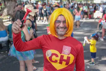 Brasília (DF), 15/02/2026 - Benedito Cruz Gomes fala com Agência Brasil durante carnaval de rua, bloco Galinho.
Foto: Joédson Alves/Agência Brasil