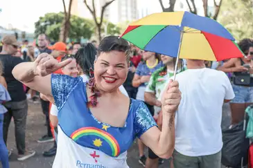 Brasília (DF), 15/02/2026 - Damisia Lima fala com Agência Brasil durante carnaval de rua, bloco Galinho.
Foto: Joédson Alves/Agência Brasil