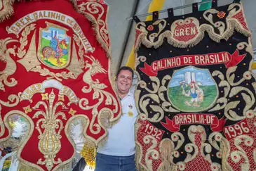 Brasília (DF), 15/02/2026 - Organizador do bloco, Sérgio Brasiel fala com Agência Brasil durante carnaval de rua, bloco Galinho.
Foto: Joédson Alves/Agência Brasil