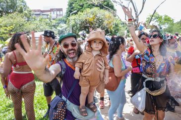 Brasília (DF), 17/02/2026 - Pedro Tarcísio com seu filho Bruno participam do carnaval de rua no Bloco Calango Careta.
Foto: Joédson Alves/Agência Brasil