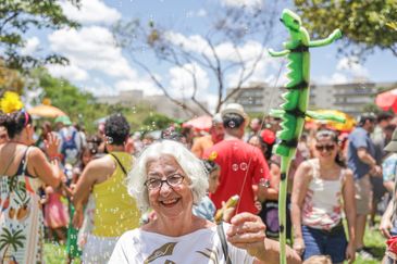 Brasília (DF), 17/02/2026 - Mara Carvalho 75 anos participa do carnaval de rua no Bloco Calango Careta.
Foto: Joédson Alves/Agência Brasil