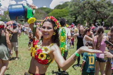 Brasília (DF), 17/02/2026 - Vanessa Cândido participa do carnaval de rua no Bloco Calango Careta.
Foto: Joédson Alves/Agência Brasil