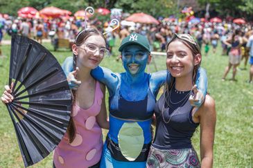 Brasília (DF), 17/02/2026 - As amigas Mariana Junqueira (e), Isis Rocha (c) e Helena de Aragão (e), participam do carnaval de rua no Bloco Calango Careta.
Foto: Joédson Alves/Agência Brasil