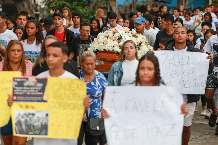 Rio de Janeiro (RJ), 31/10/2025 – Sepultamento de Ravel Rios uma das vitimas da operação contenção, no cemitério de cemitério de Inhaúma.
Foto: Joédson Alves/Agência Brasil