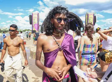 Valter Campanato/Agência Brasil Brasília (DF), 14/02/2026 – O estudante Alasca Ricart fala com Agência Brasil, durante apresentação do Bloco do Amor no museu da republica.
Foto: Valter Campanato/Agência Brasil