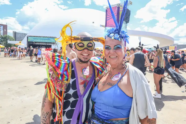 Valter Campanato/Agência Brasil Brasília (DF), 14/02/2026 – O casal Fernando Franque e Ana Flávia Garcia fala com Agência Brasil, durante apresentação do Bloco do Amor no museu da republica.
Foto: Valter Campanato/Agência Brasil