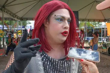 Brasília (DF), 16/02/2026 – Ursula Piantino fala com Agência Brasila durante apresentação do Bloco de carnaval Deficiente é a mãe, na torre de TV.
Foto: Valter Campanato/Agência Brasil