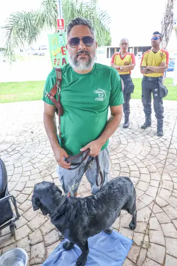 Brasília (DF), 16/02/2026 – O deficiente visual, Thiago Vieira  fala com Agência Brasila durante apresentação do Bloco de carnaval Deficiente é a mãe, na torre de TV.
Foto: Valter Campanato/Agência Brasil
