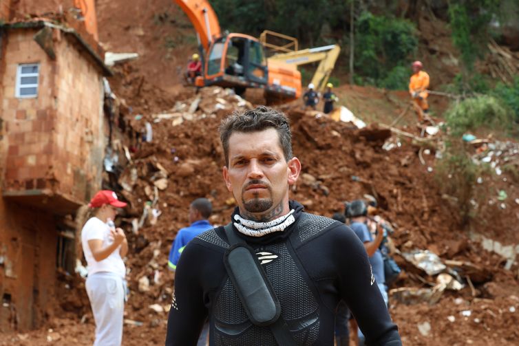 Rovena Rosa/Agência Brasil Juiz de Fora (MG), 27/02/2026 - O bombeiro civil Rodrigo Bazaglia participa como voluntário do trabalho de resgate das vítimas do deslizamento de terra ocorrido durante tempestade da noite de segunda-feira, 22 de fevereiro, que vitimou 21 pessoas e deixou várias casas destruídas no bairro Jardim Burnier. Foto: Rovena Rosa/Agência Brasil