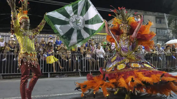 Rio de Janeiro - Escolas de samba do Grupo D abriram os desfiles na Avenida Intendente Magalhães (Vladimir Platonow/Agência Brasil)