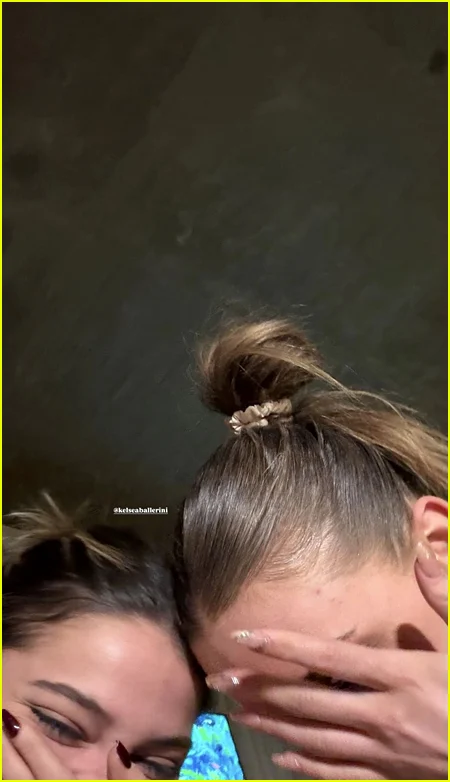 Kelsea Ballerini e Madelyn Cline juntas