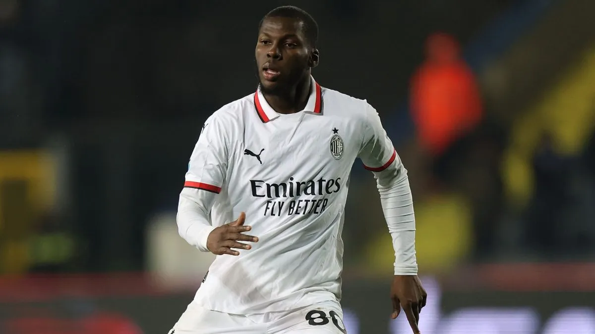 Yunus Musah do AC Milan em ação durante a partida da Série A entre Empoli e AC Milan no Stadio Carlo Castellani em 8 de fevereiro de 2025 em Empoli, Itália.