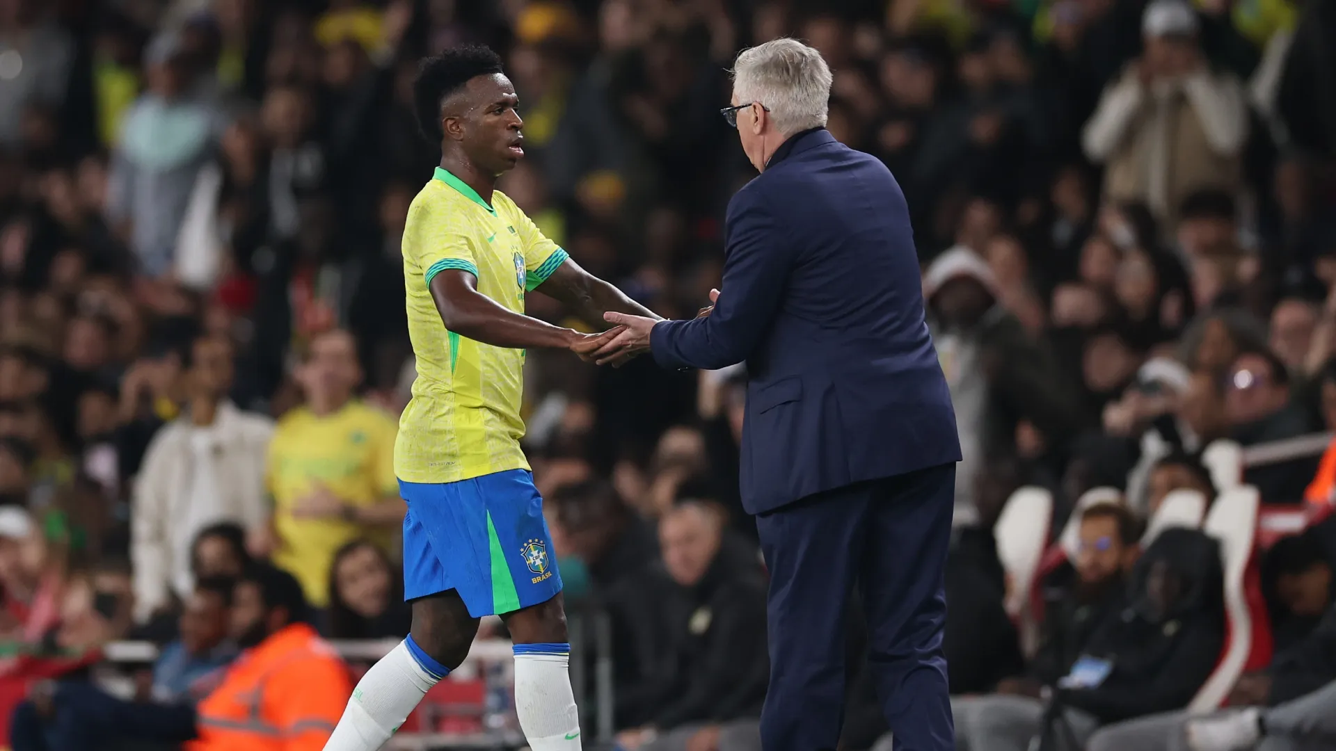 Vinicius Junior é substituído por Carlo Ancelotti, técnico do Brasil.