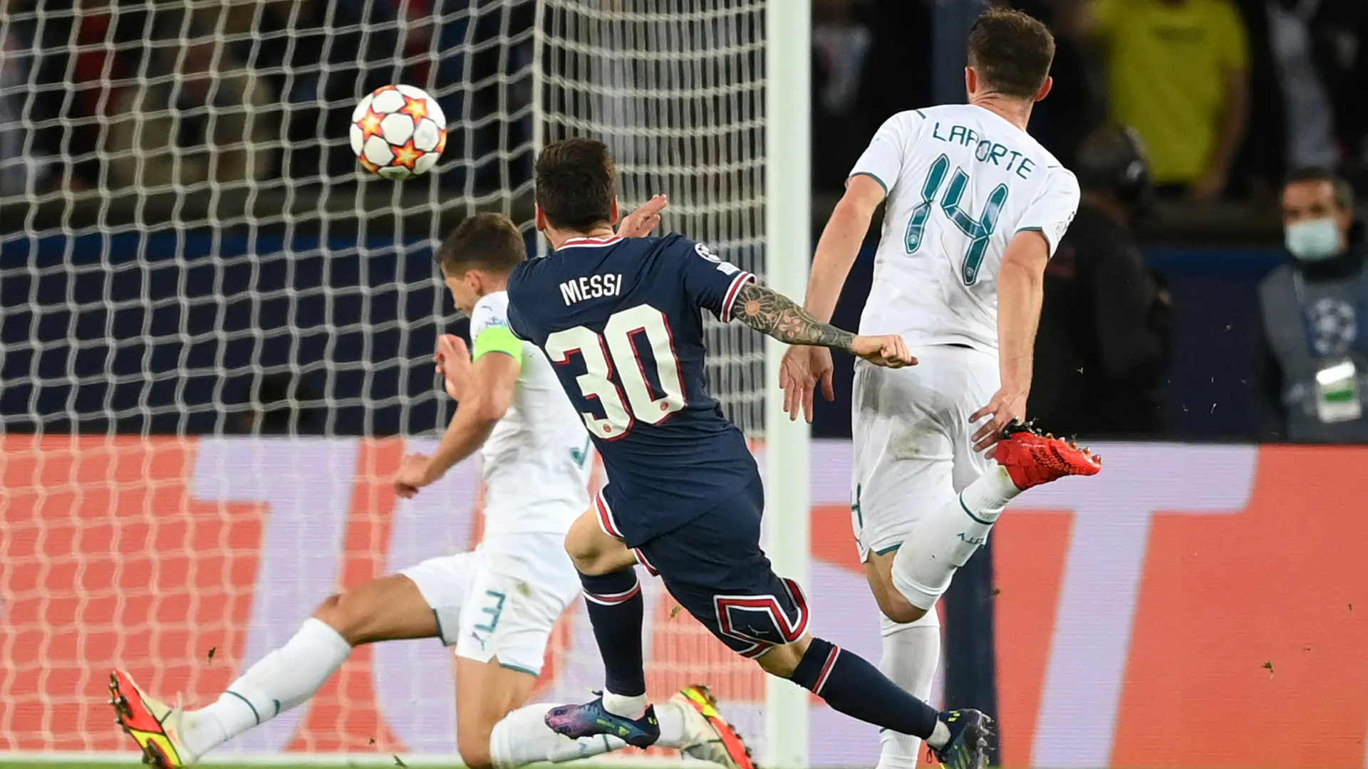 Lionel Messi, do Paris Saint-Germain, marca contra o Manchester City.