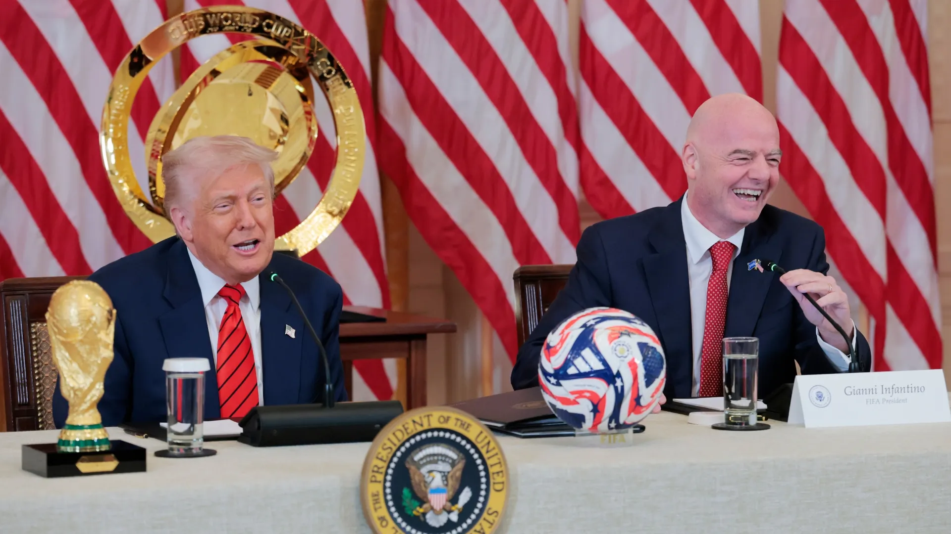O presidente Donald Trump fala ao lado da FIFA Gianni Infantino durante uma reunião com a Força-Tarefa da Casa Branca.