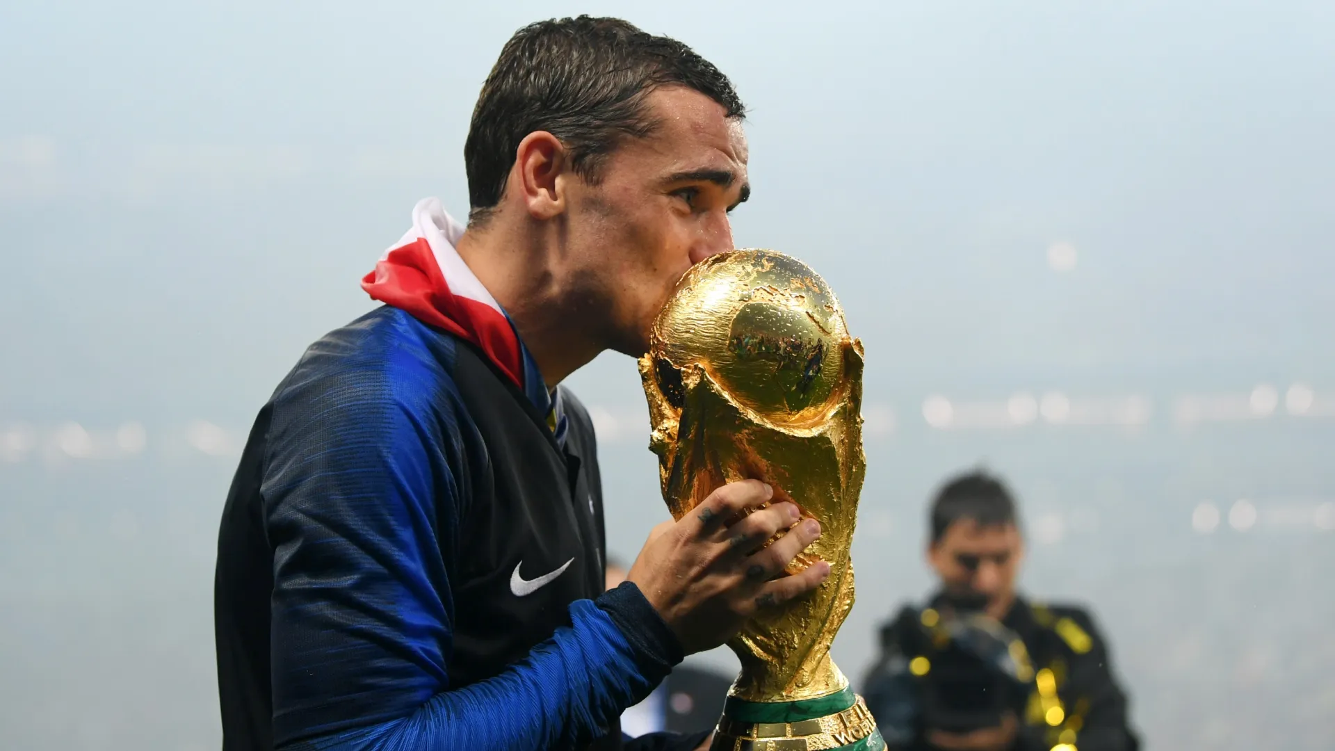 Antoine Griezmann, da França, beija o troféu da Copa do Mundo.