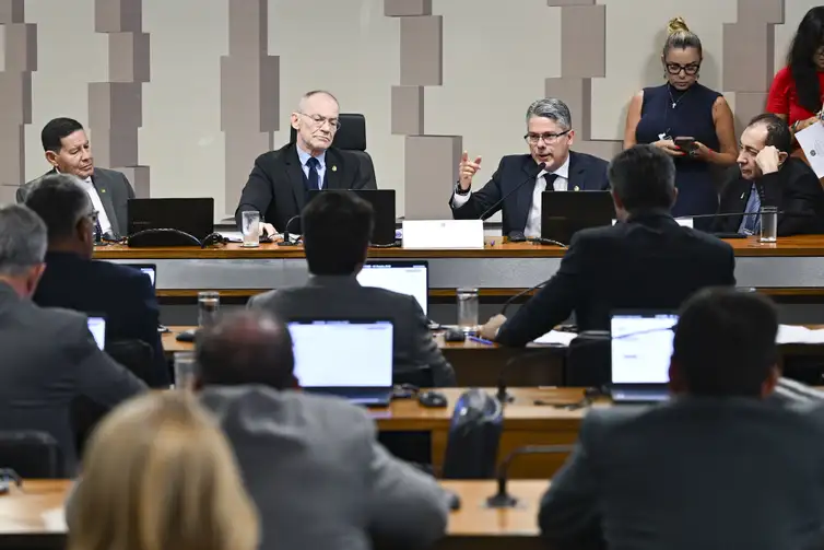 Saulo Cruz/Agência Senado CPI do Crime Organizado (CPICRIME) realiza reunião para apreciação de requerimentos.
A finalidade da comissão é apurar a atuação, expansão e o funcionamento de organizações criminosas no território brasileiro, em especial de facções e milícias, de modo a permitir a identificação de soluções adequadas para o seu combate, especialmente por meio do aperfeiçoamento da legislação atualmente em vigor.
Mesa:
senador Esperidião Amin (PP-SC);
presidente da CPICRIME, senador Fabiano Contarato (PT-ES);
relator da CPICRIME, senador Alessandro Vieira (MDB-SE) em pronunciamento;
vice-presidente da CPICRIME, senador Hamilton Mourão (Republicanos-RS);
senador Jorge Kajuru (PSB-GO).
Foto: Saulo Cruz/Agência Senado