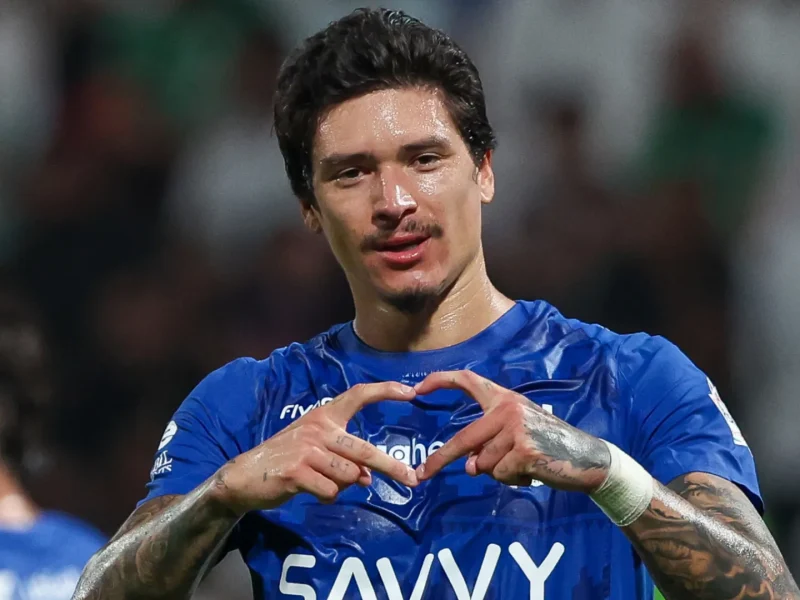 O companheiro de equipe de Karim Benzema no Al Hilal está próximo do retorno à Premier League para a temporada 2026-27