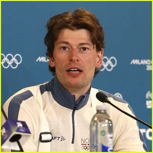 A atleta olímpica Sturla Holm Lægreid revela que traiu a namorada durante entrevista ao vivo na TV após a conquista da medalha de bronze