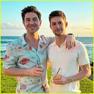 A estrela de 'Finding Mr. Christmas' da Hallmark, Robbie Simpson, está noiva de Kyle Pollak