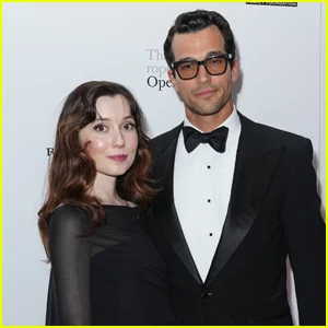 A estrela de 'Love Story' Paul Anthony Kelly dá as boas-vindas ao primeiro filho com a esposa Syd Widziszewski-Kelly!