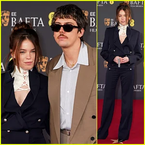 A estrela de 'Supergirl' Milly Alcock caminha pelo primeiro grande tapete vermelho com o namorado Joseph Powell no BAFTAs 2026