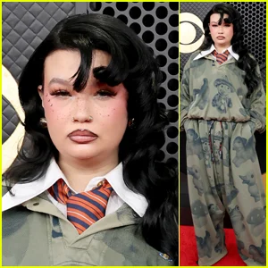 A indicada Lola Young chega ao Grammy 2026 após cancelar os planos no ano passado