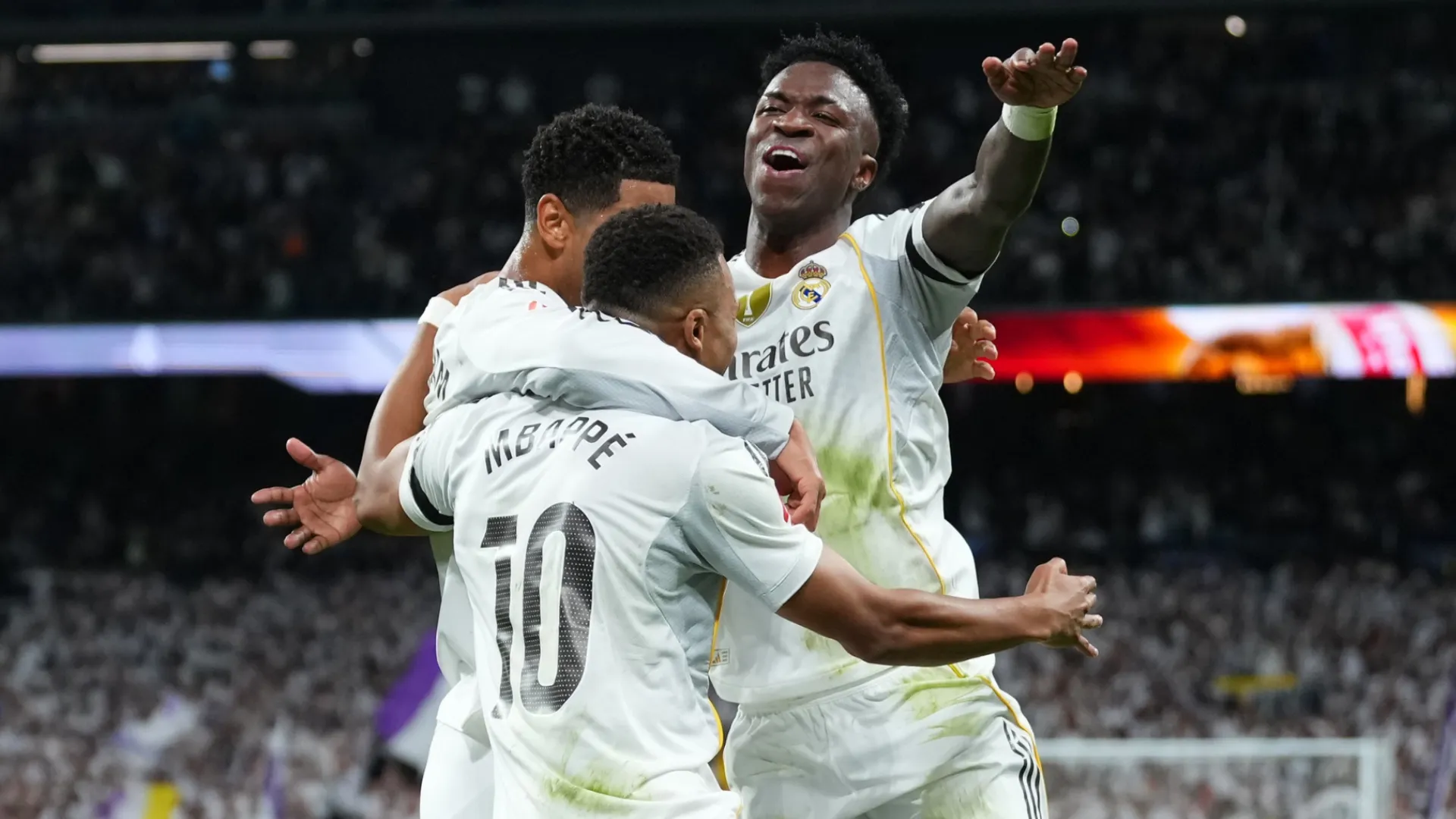 Kylian Mbappe comemora com Jude Bellingham e Vinicius Junior.