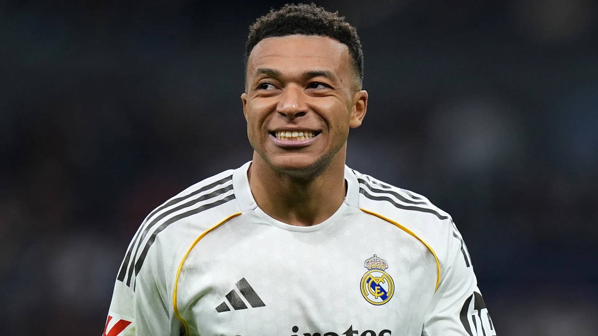 Kylian Mbappe, estrela do Real Madrid, sorrindo
