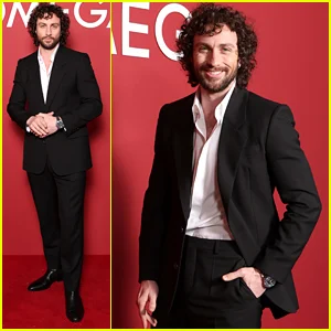 Aaron Taylor-Johnson parece elegante em um terno bem ajustado em italiano