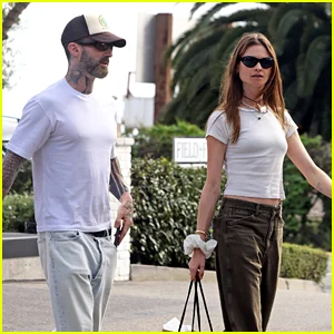 Adam Levine é visto em um passeio casual em Montecito com a esposa Behati Prinsloo após a estreia da temporada de 'The Voice'