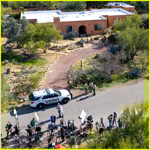 Agentes da SWAT e do FBI vistos uma casa lotada perto da casa de Nancy Guthrie, duas pessoas escoltadas