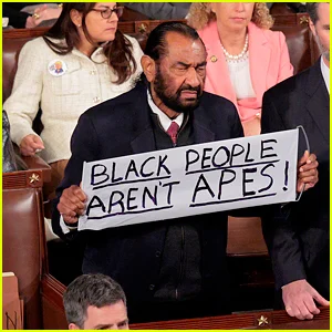 Al Green foi removido da Câmara durante a estátua da União de Donald Trump, enquanto segurava uma placa que dizia 'Os negros não são macacos'