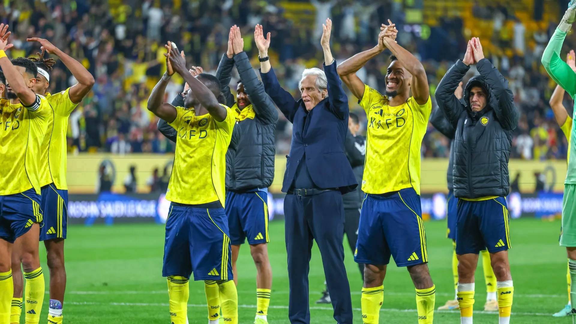 Equipe de Jorge Jesus Gerente do Al-Nassr FC e jogadores do Al-Nassr FC comemoram a vitória contra o Al Ittihad com a torcida.