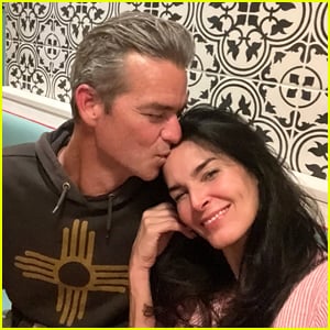 Angie Harmon está namorando o modelo Tony Floyd novamente, 35 anos depois de se conhecerem