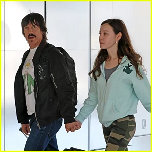 Anthony Kiedis, 63, de mãos dadas com a namorada Eileen Kelly, 30, enquanto viajava de Los Angeles