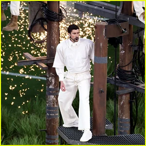 Bad Bunny realizou suas próprias acrobacias durante o show do intervalo do Super Bowl